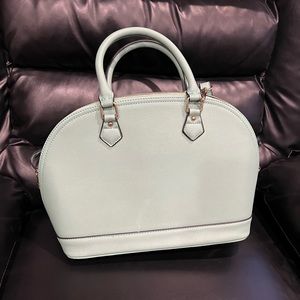 Elegant handbag. Excellent condition. Mint color.